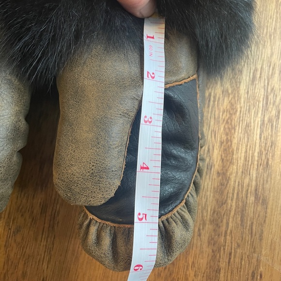 Traditional Inuit leather & fur mittens - Picture 9 of 12